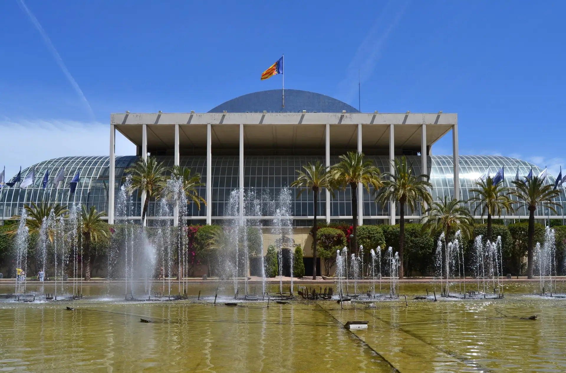 Edificio del Palau de la Música de València con su estanque y fuentes en primer plano