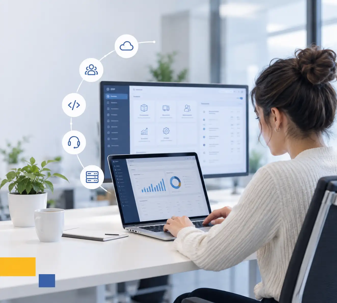 Una persona trabaja con un portátil y un monitor que muestran un ERP; a su lado, un arco de iconos de nube, personas, código, soporte y servidores